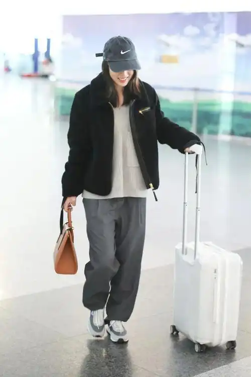 春天到了,我已经开始怀念女明星的机场街拍了