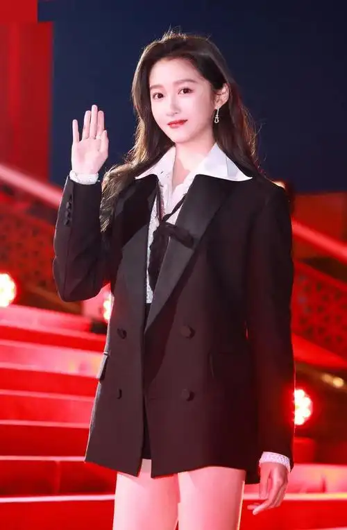 关晓彤黑色西装下衣失踪大秀美腿