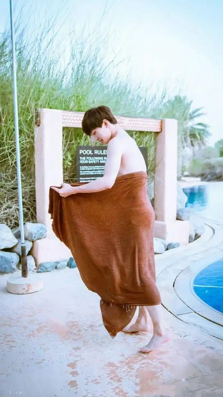 据传,参加gq盛典的男明星都会前往泳池拍摄泳装照.