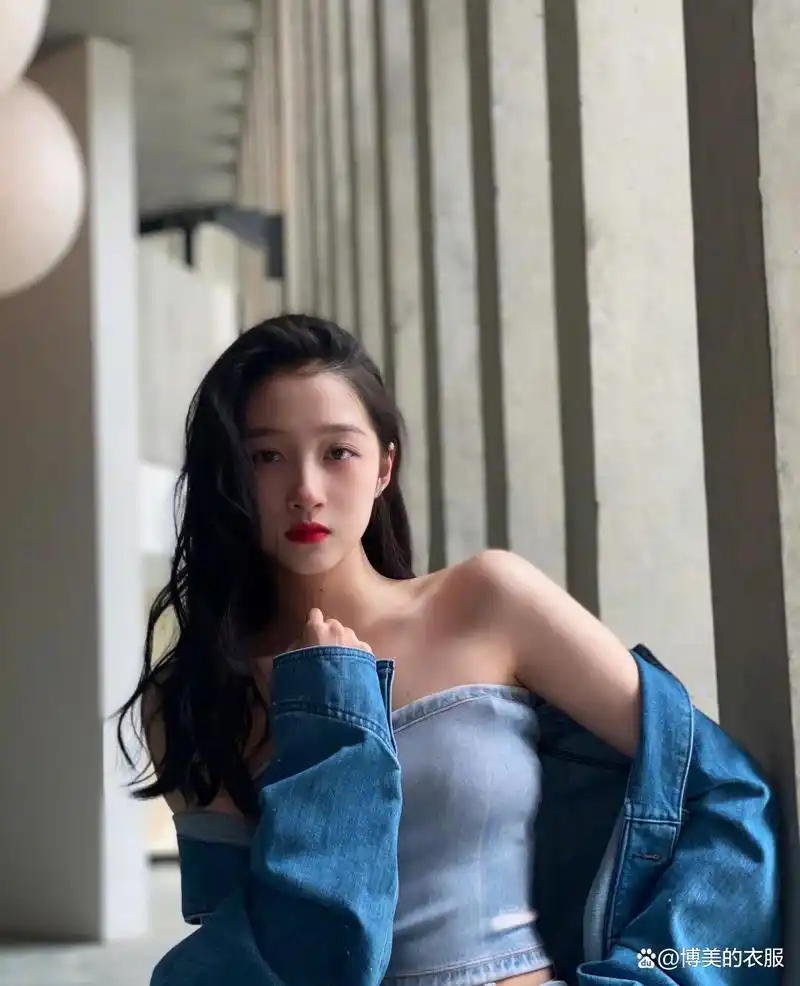 关晓彤晒照身材堪比超模!穿牛仔抹胸搭高腰裤,直角肩大长腿慕了