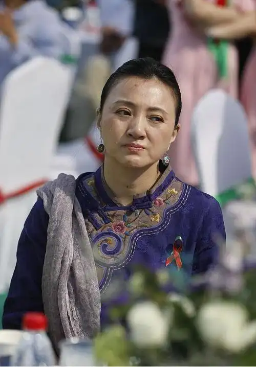 虽然颜值下滑,但是仍有一种气韵感|时尚|金玉婷|穿搭|刺绣_网易订阅