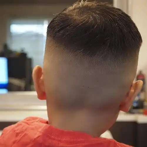 2024夏季小男孩发型来了,两侧铲短很百变,剪完真帅气