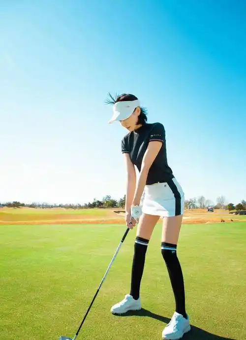 原创武打女星张蓝心在蓝天白云下展示大长腿和骄人身材