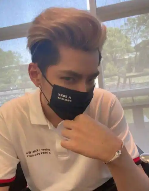 然后就是黄子韬,在前段时间,黄子韬在工作期间休息,并在外抽烟,但是他