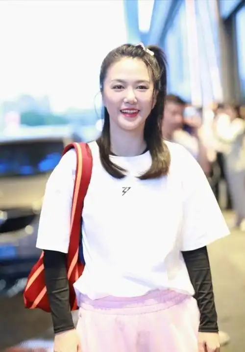 谭维维素颜状态好真实穿白t涂个口红就出门气色还挺好的