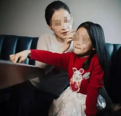 小女孩患上了一种怪病全身溃烂还长虫蛆父母却把她丢给爷爷