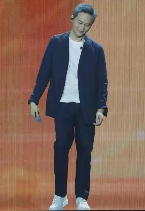 52岁张智霖,引发热议!_袁咏仪_网友_状态