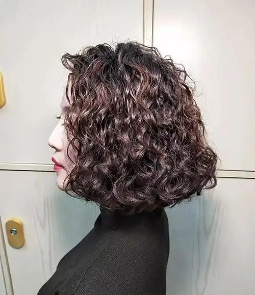 2019最新"满头烫",超级修颜显脸小的发型,你不心动吗?