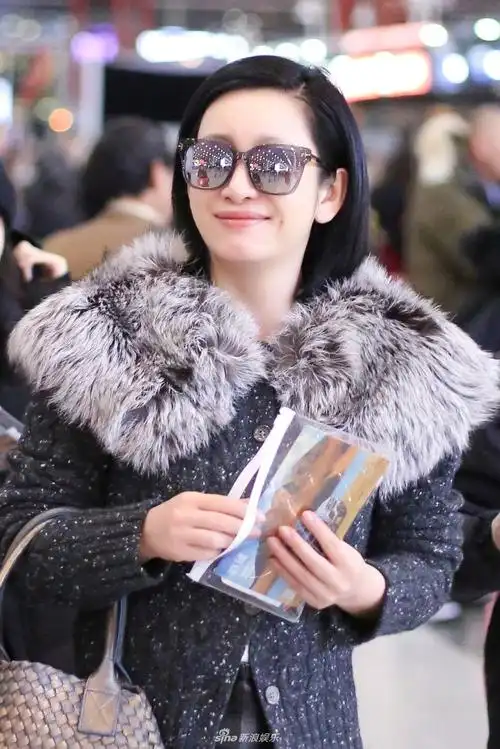 秦海璐素颜亮相皮肤细嫩短发飒爽羽绒服遮肚