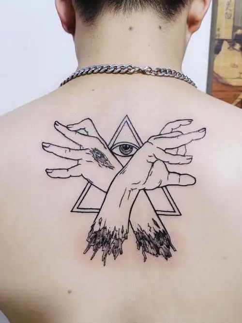 宁波鄞州纹身狐森刺青工作室男生后背三角眼