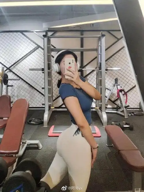 00后辣妹身材火辣,线条紧致,这比例太猛了…|腰臀|健身|马甲线|好身材