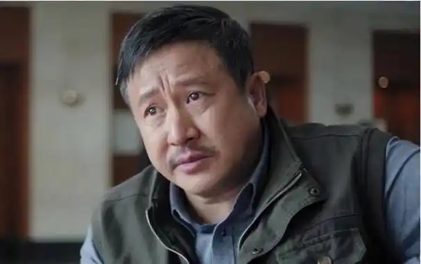 父亲又敏锐地察觉到张国强对表演艺术的热情,因此建议他选择话剧表演