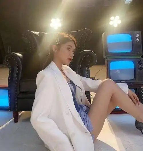 因为腾讯nba转播nba的比赛,所以像美娜,小七,小楠等等这些主播也都是