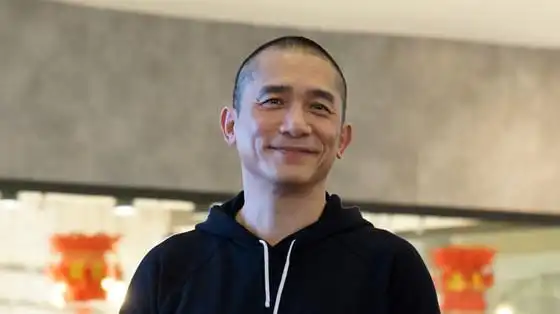 梁朝伟光头造型亮相 品尝冰糖葫芦爱不离口    2018-02-13