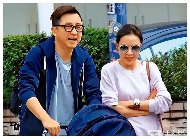 再看伊能静,步入第二段婚姻后过得顺风顺水,不仅可以使劲秀婆婆老公