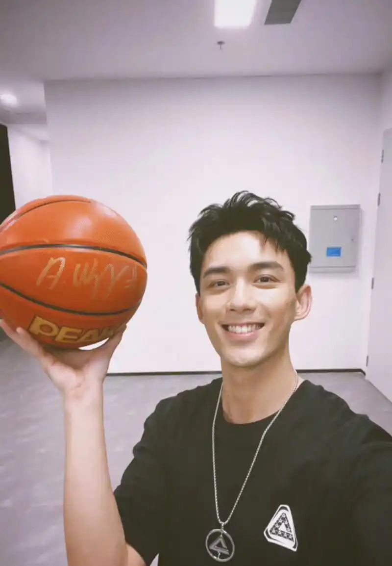 吴磊的笑容好阳光,好想和他一起打篮球90.