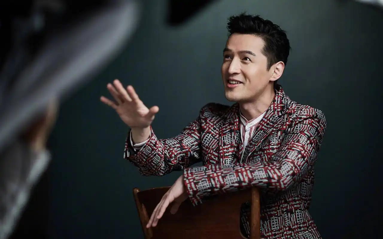 胡歌俊朗绅士范时尚写真高清壁纸