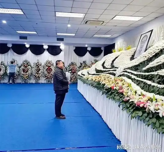 宗庆后追悼会画面简朴素雅现场巨幅画像永垂不朽四字惹争议