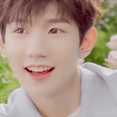 你一见到他笑,大概就是会有一种全世界都明亮起来的感觉,将当下的