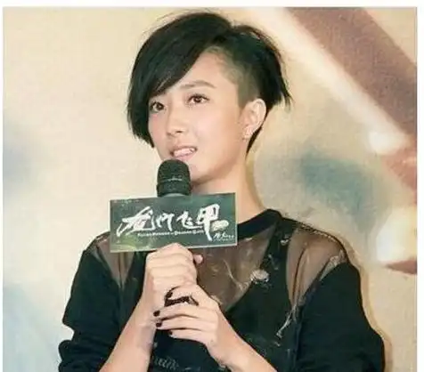 帅气女生剃鬓角短发发型图片