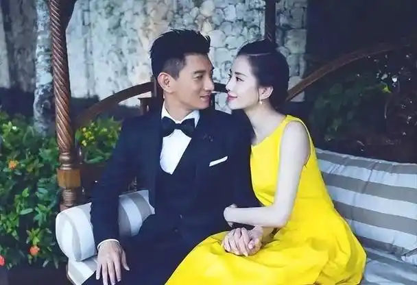 两人的年龄相差17岁,而且吴奇隆还是二婚,与经纪人的关系也有些暧昧.