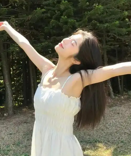 冷白皮美女的秘密武器竟是它!每晚洗澡用它,肌肤美白透亮,轻松变女神