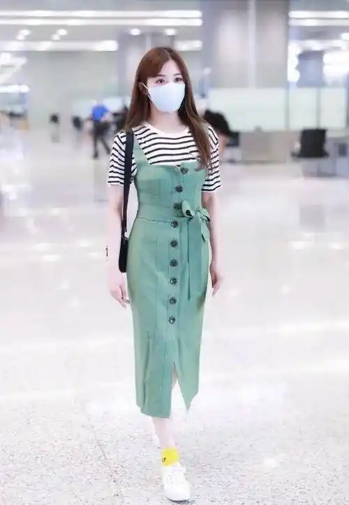 原创张含韵真的31岁吗穿黑色西装裙配中筒袜走机场说是大学生都信