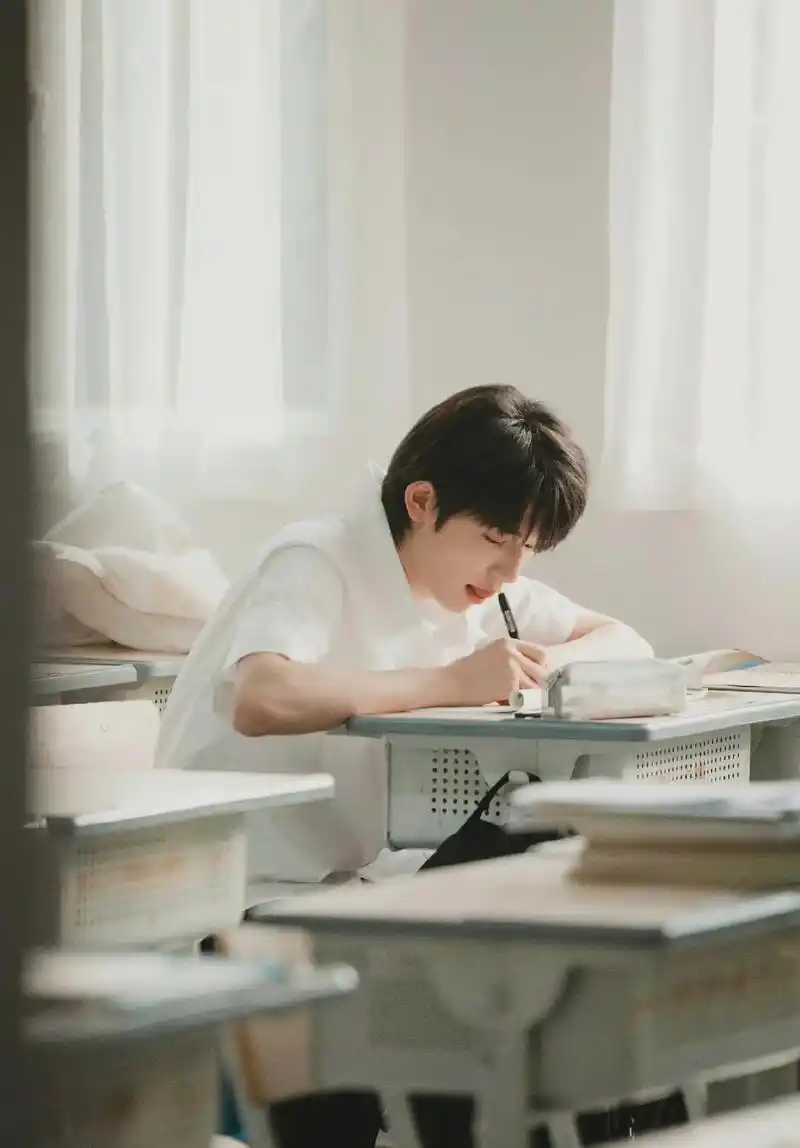 宋亚轩的粉丝名:小海螺 应援色:浅空天胧 应援口号:宋亚轩, - 抖音