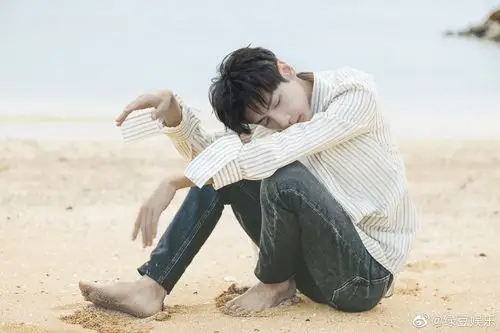 这两张图我觉得挺符合我心目中的吴磊boss形象和清冷温柔的申医生的!