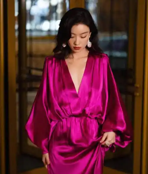 倪妮玫红深v礼服写真,唯美复古,冷艳明亮,褪色如昨日梦_裙子_照片