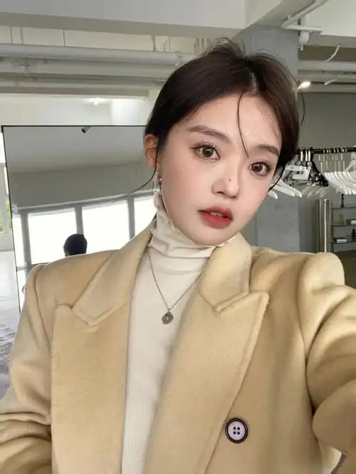 奶乎乎的自拍我的侧面和正面是两个人