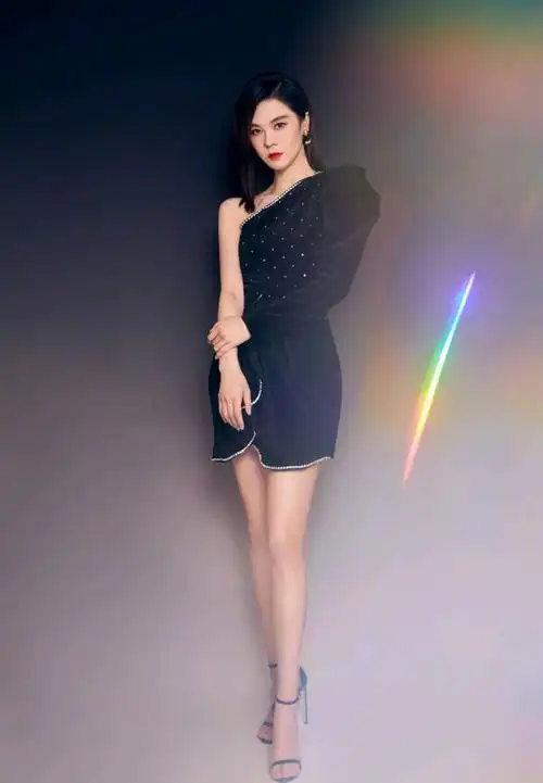 37岁的郁可唯衣品很不错,穿黑色连衣裙配黑色高跟鞋,时尚又减龄