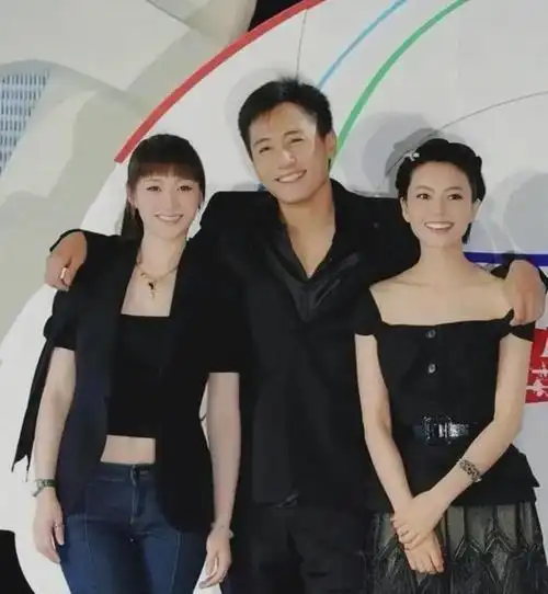 李小冉高圆圆同框,同样是年轻漂亮,高圆圆一双红鞋子拉高档次.