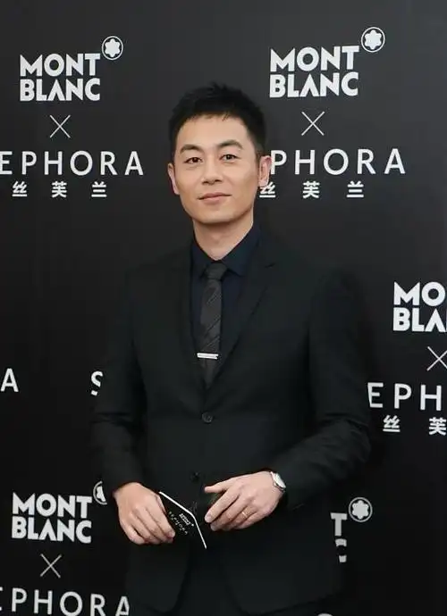 "行走的荷尔蒙"朱亚文现身某品牌活动 寸头西装尽显熟男魅力