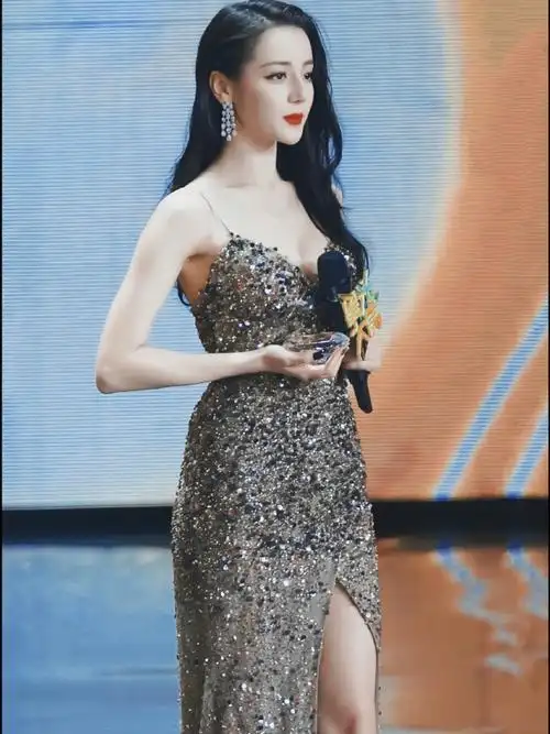 震撼#热巴每走一次红毯,都会上一次热搜迪丽热巴超话|每次红毯都摇曳