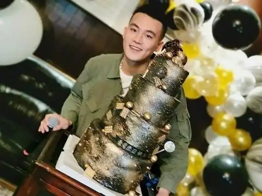 这一天,欧豪的工作室发布了一组别具学院风的生日照,为他的生日添上