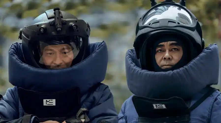 刘德华刘青云40公斤戏服#将于12月24日上映的电影《拆弹专家2》发布