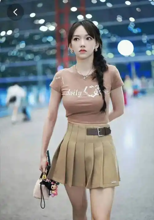 程潇不害羞吗?紧身t恤,超短裙露出身材围,笑容却抢镜_时尚_穿着_漂亮