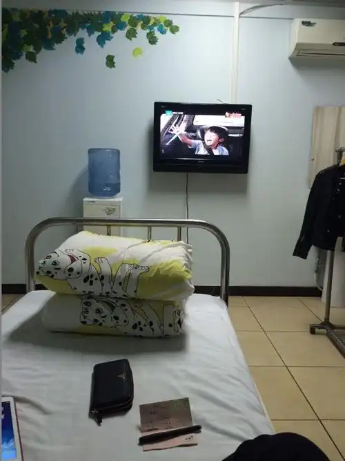 发两张病房的照片吧