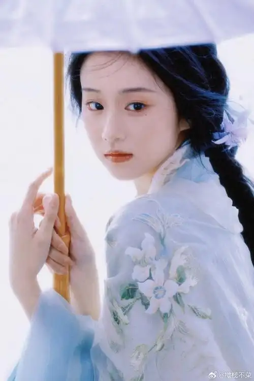 包上恩这套古风造型好清丽,如林间的花幻化成了明媚少女,新奇地感受着