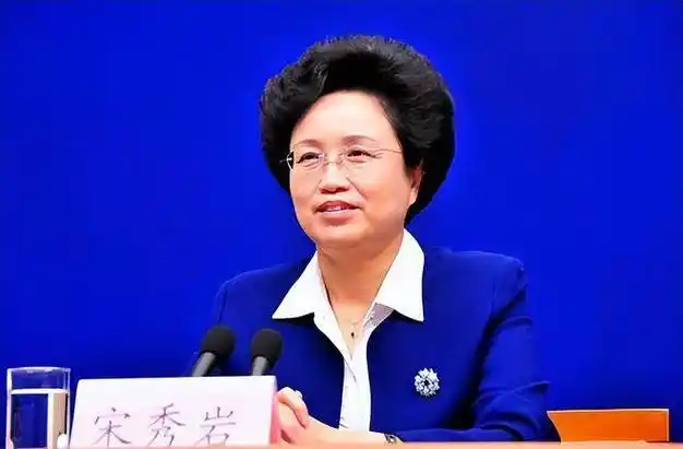 她28岁官至正厅级,50岁成为新中国第二位女省长,67岁仍在岗