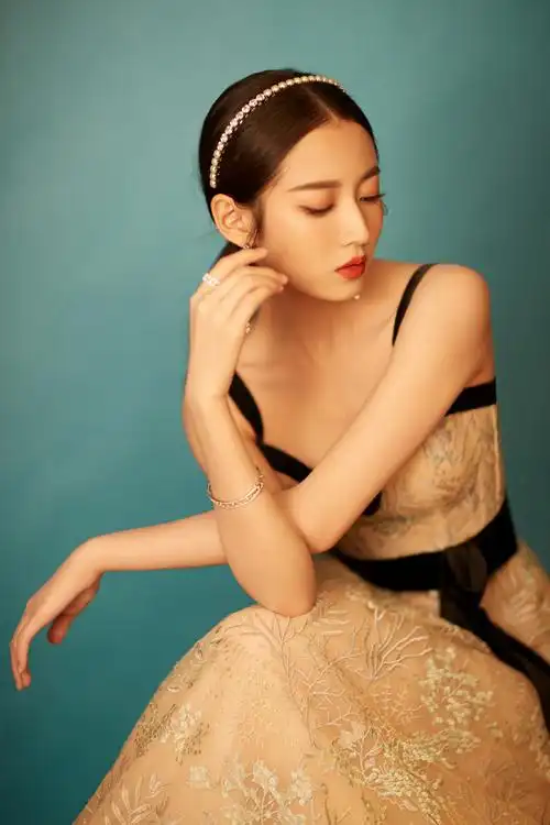 陈钰琪身穿深v吊带裙,复古甜美,气质高雅