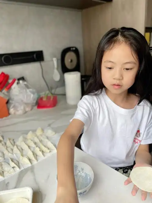 疫情静默之下包饺子的女儿