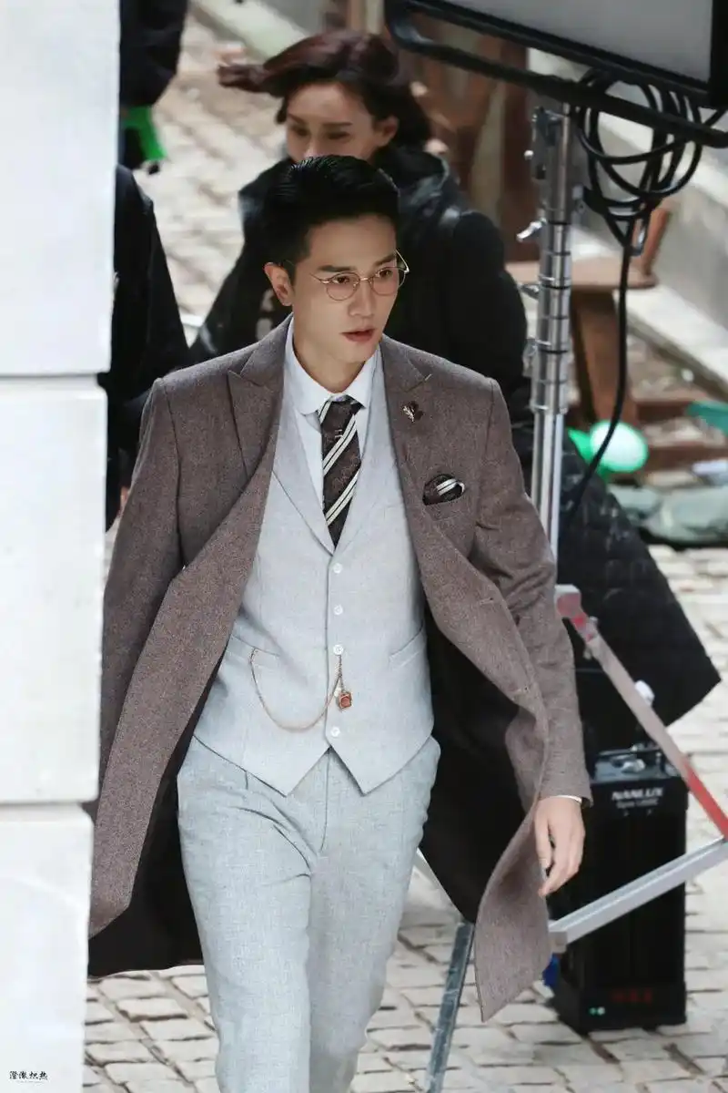 从此民国小说中,戴着金丝框眼镜,身高腿长,完美无可挑剔的五官 - 抖音