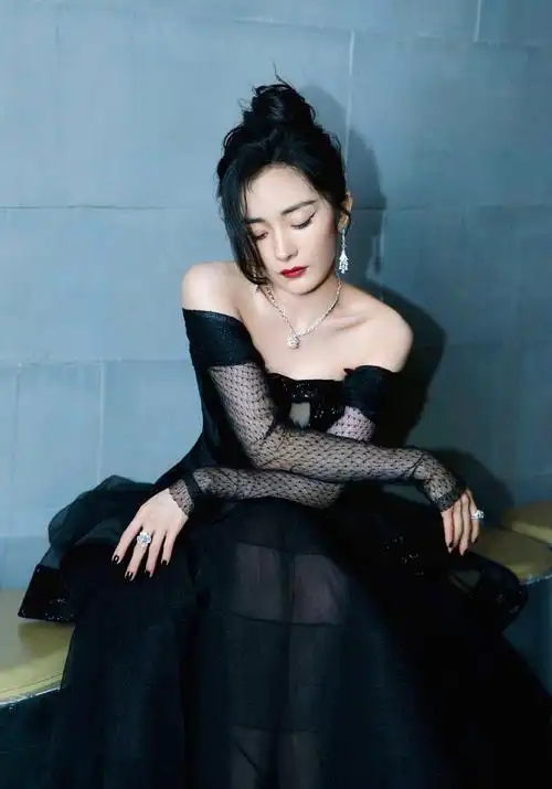 腾讯视频拾光盛典##杨幂一字肩深v黑纱裙