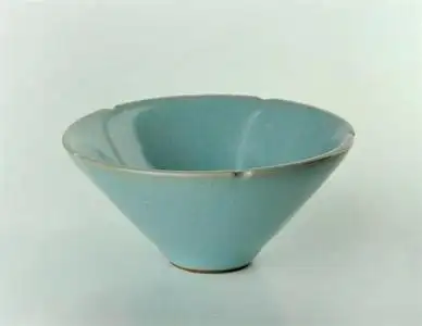 "说明北宋时汝窑接受宫廷的任务,烧造汝官窑器,使北方青瓷的技