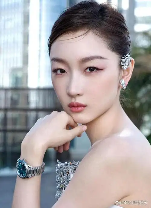 周冬雨最近以高级感十足的穿搭引起关注,不仅在颜值妆容上美出圈,穿搭