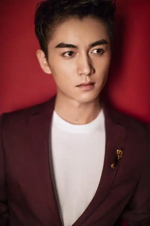 hold住红色!陈晓西装写真超时髦