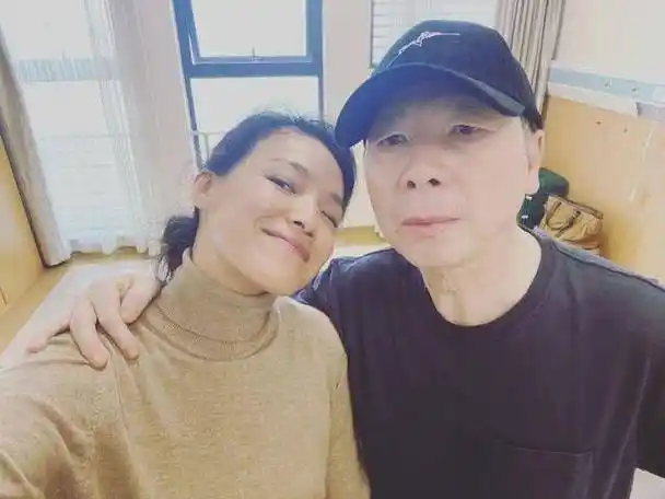 舒淇罕见秀恩爱,晒冯德伦帅照自言很孤独,撒娇甜喊:老公滚了!