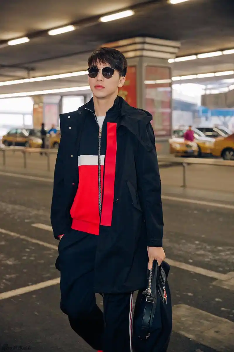 [消息]许魏洲启程巴黎时装周 机场遭围堵心情好